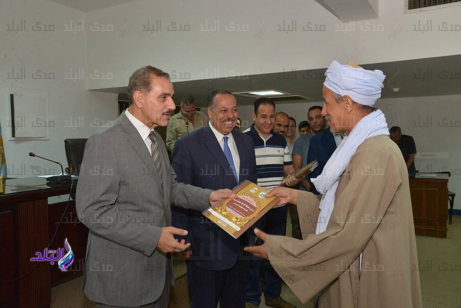 محافظ أسيوط يسلم 15 عقد تقنين أراضي أملاك دولة