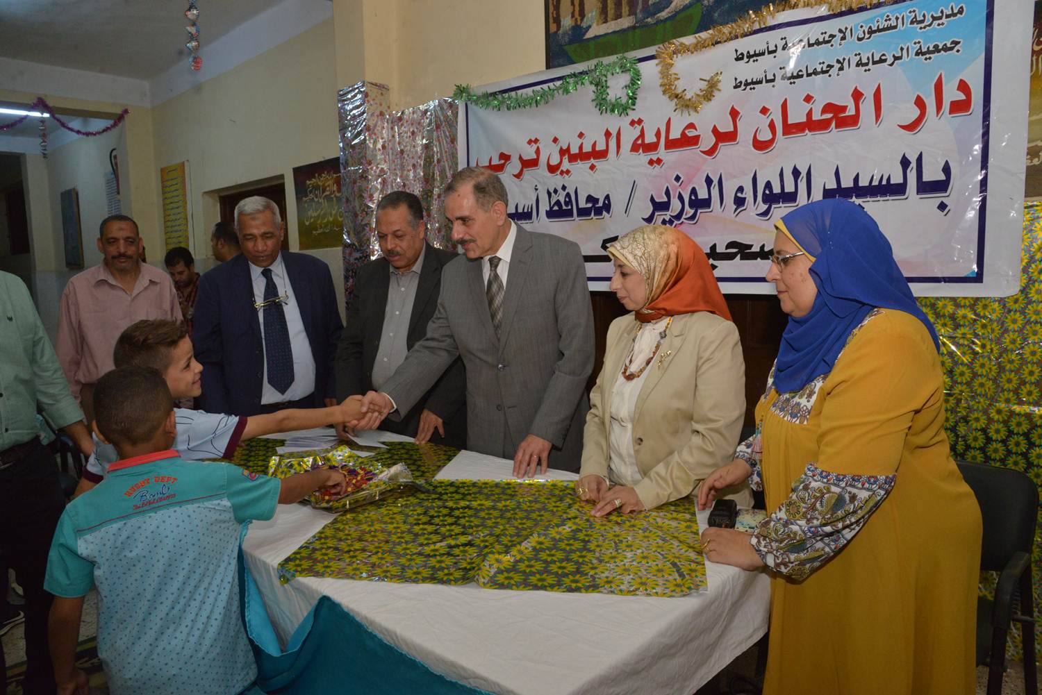 محافظ أسيوط يزور دور الايتام لتقديم التهنئة بعيد الفطر 