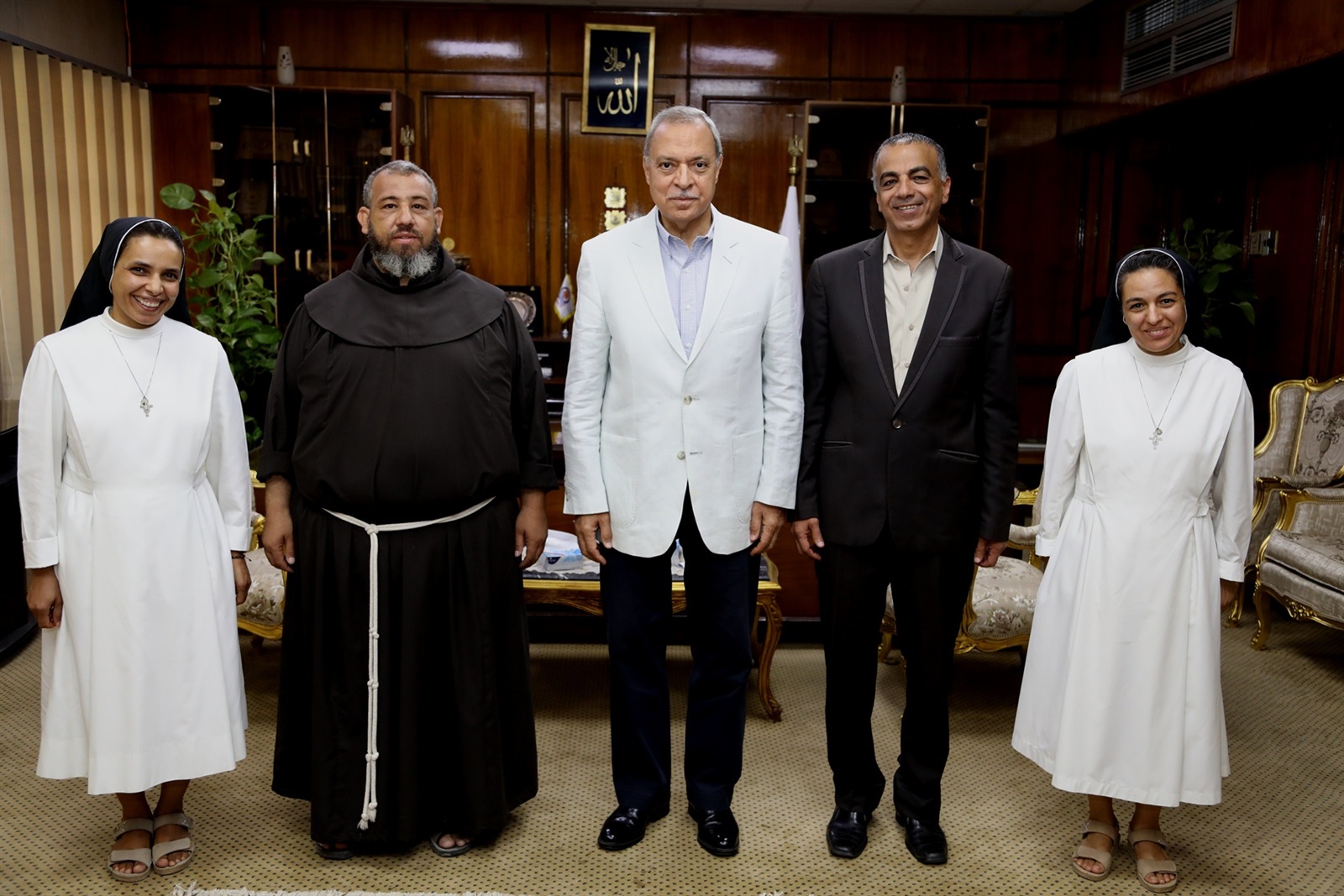 محافظ قنا يستقبل وفد قبطي للتهنئة بعيد الفطر المبارك محافظ قنا يستقبل وفد قبطي للتهنئة بعيد الفطر المبارك