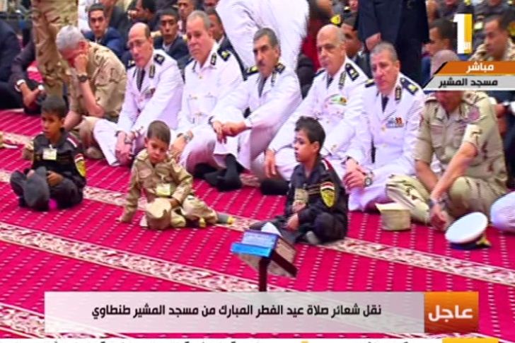  أطفال بالزي العسكري في مقدمة صفوف صلاة العيد 