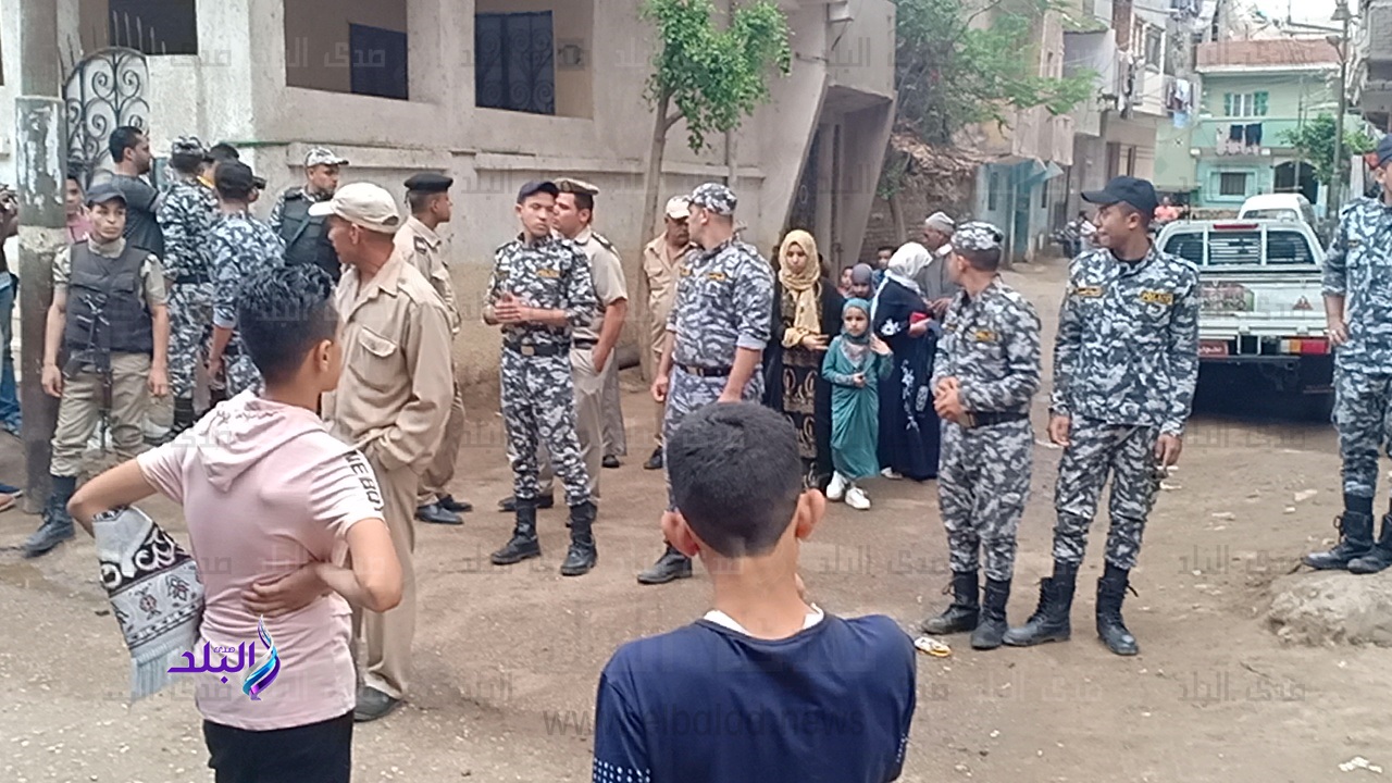 زوجة ونجلة محمد صلاح يؤدون صلاة عيد الفطر بقرية نجريج زوجة ونجلة محمد صلاح يؤدون صلاة عيد الفطر بقرية نجريج