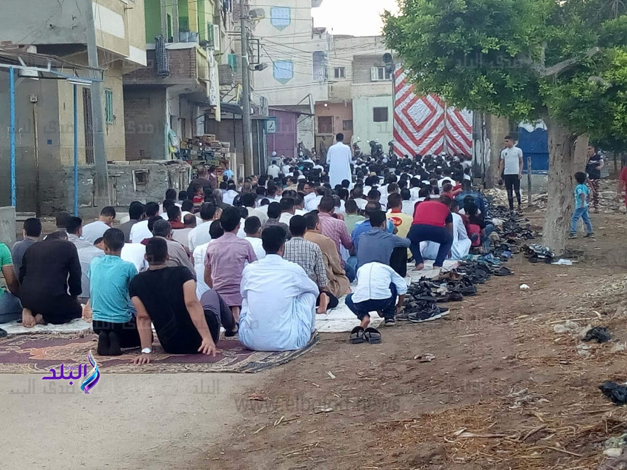 توافد المواطنين لأداء صلاة العيد باستاد دمنهور