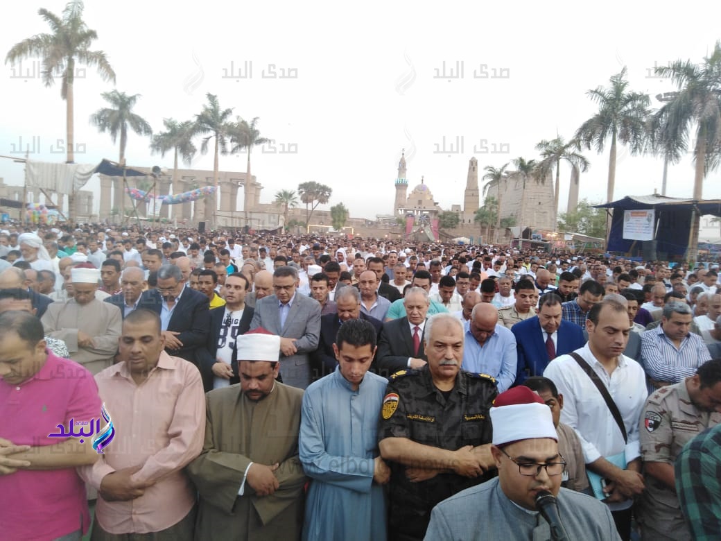 الآلاف يؤدون صلاة العيد باكبر بساحة سيدى ابو الحجاج الاقصري