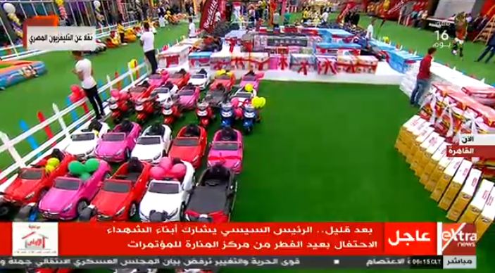 الرئيس السيسي يحتفل مع أهالي وأبناء الشهداء بالعيد