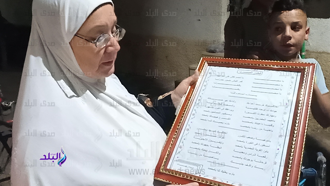 الحاجه "رجاء" تهدي ابيات قصيده شعريه لمدح"صلاح"
