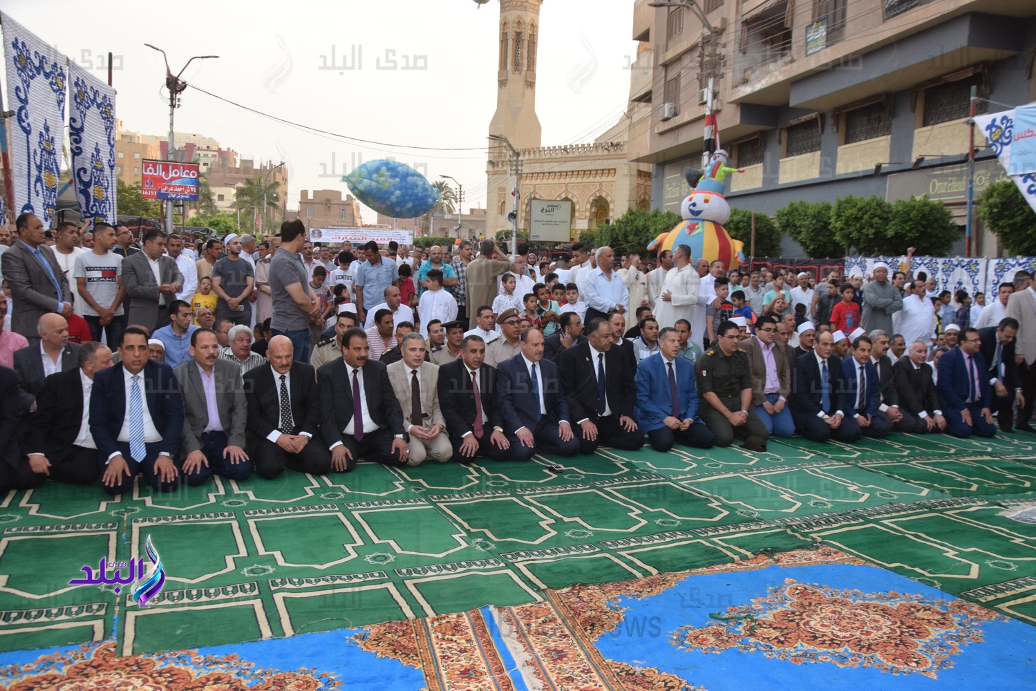 محافظ بني سويف يصلي العيد بساحة مسجد عمر بن عبدالعزيز 