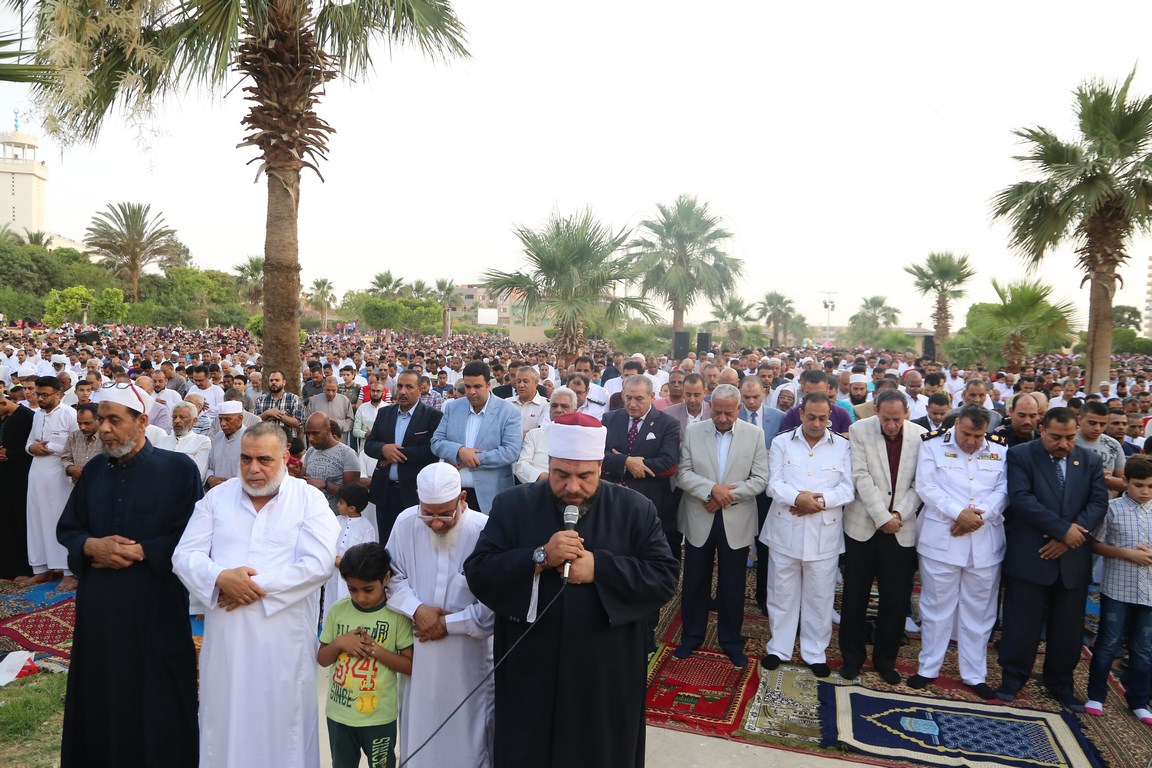 صقر يؤدى صلاة عيد الفطر بساحة الخالدين بحي فيصل بالسويس