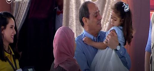 الرئيس السيسى يحتضن ابنه أحد الشهداء 
