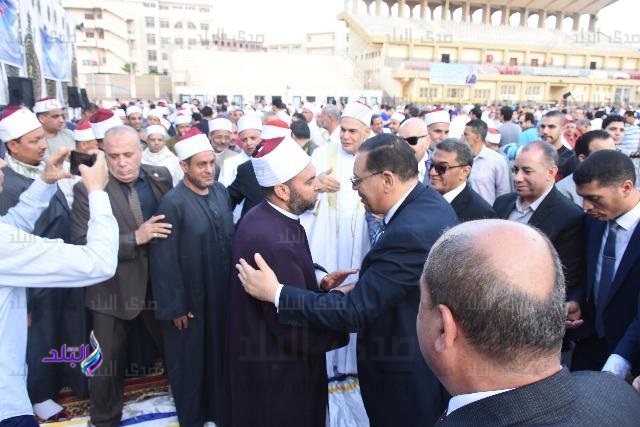 محافظ الشرقية يؤدي صلاة عيد الفطر باستاد الزقازيق محافظ الشرقية يؤدي صلاة عيد الفطر باستاد الزقازيق