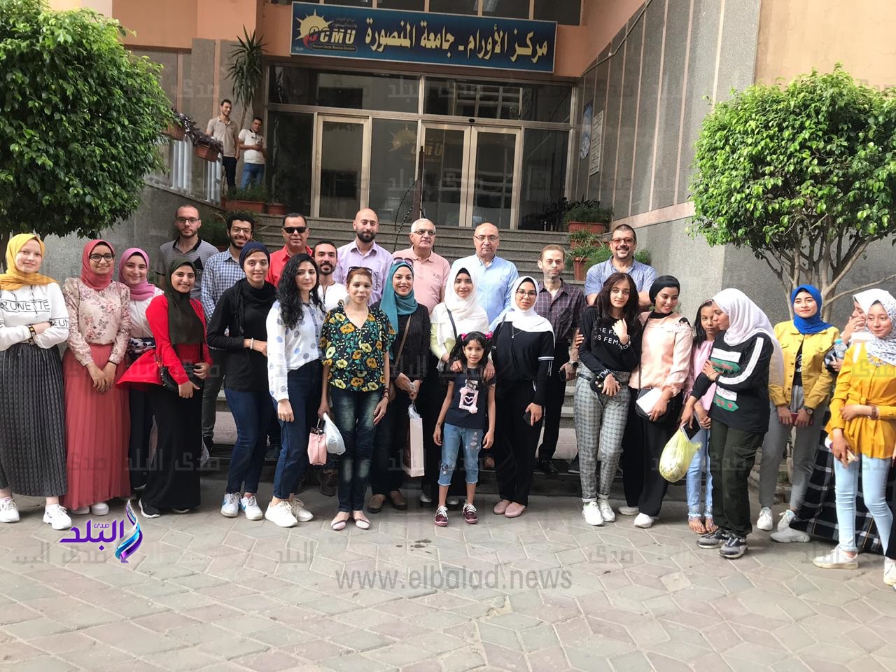 رئيس جامعة المنصورة يشارك الأطفال المرضى ومركز الاورام  