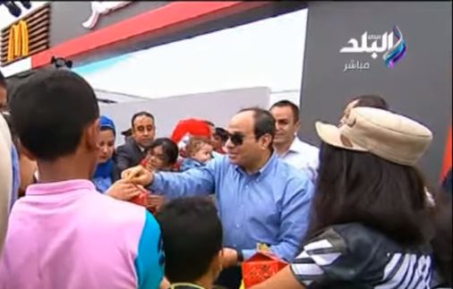 الرئيس السيسى يقدم كسك الشيكولاتة لأبناء الشهداء الرئيس السيسى يقدم كسك الشيكولاتة لأبناء الشهداء