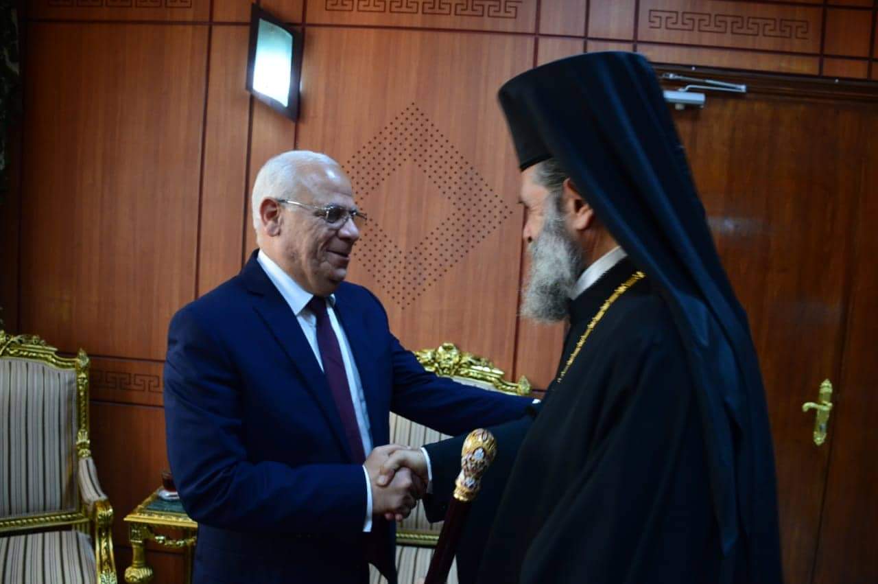 محافظ بورسعيد يستقبل وفود الكنائس المهنئين بالعيد
