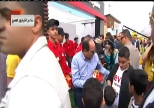 الرئيس السيسي يوزع الهدايا على أبناء الشهداء