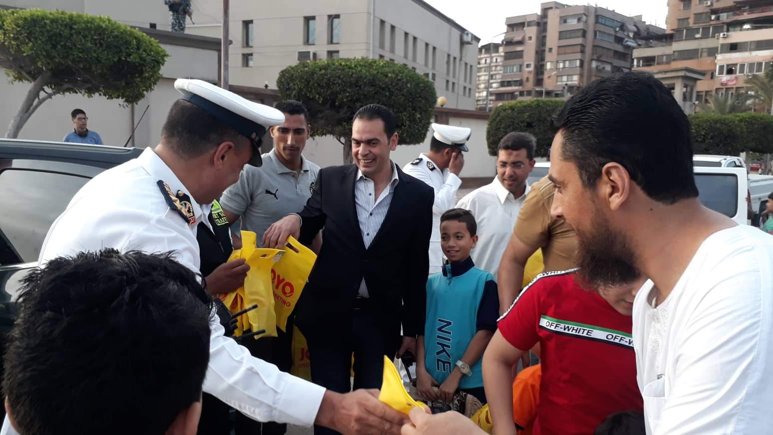 مرور بورسعيد يشارك الأهالي فرحتهم بالعيد مرور بورسعيد يشارك الأهالي فرحتهم بالعيد