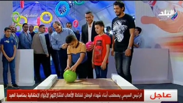 الرئيس السيسى  مع ابناء الشهداء 