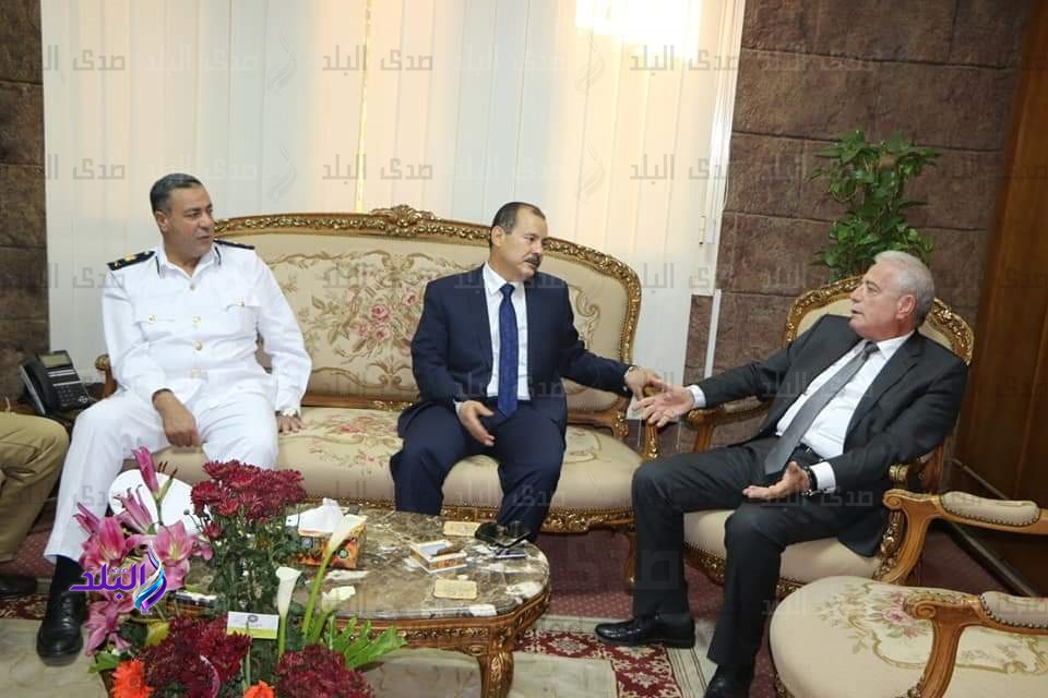 محافظ جنوب سيناء يكرم مدير الامن محافظ جنوب سيناء يكرم مدير الامن