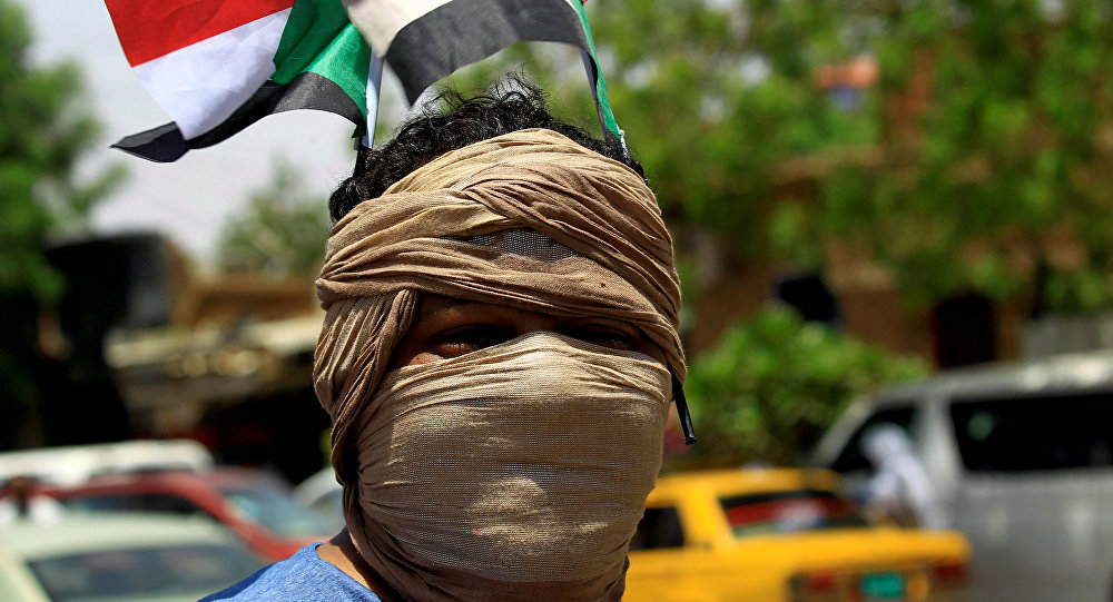 متظاهر سوداني 