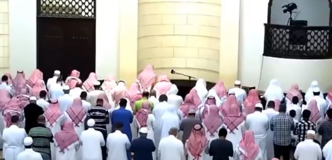 تعب إمام المسجد فجأة أثناء الصلاة ودخل مكانه المؤذن