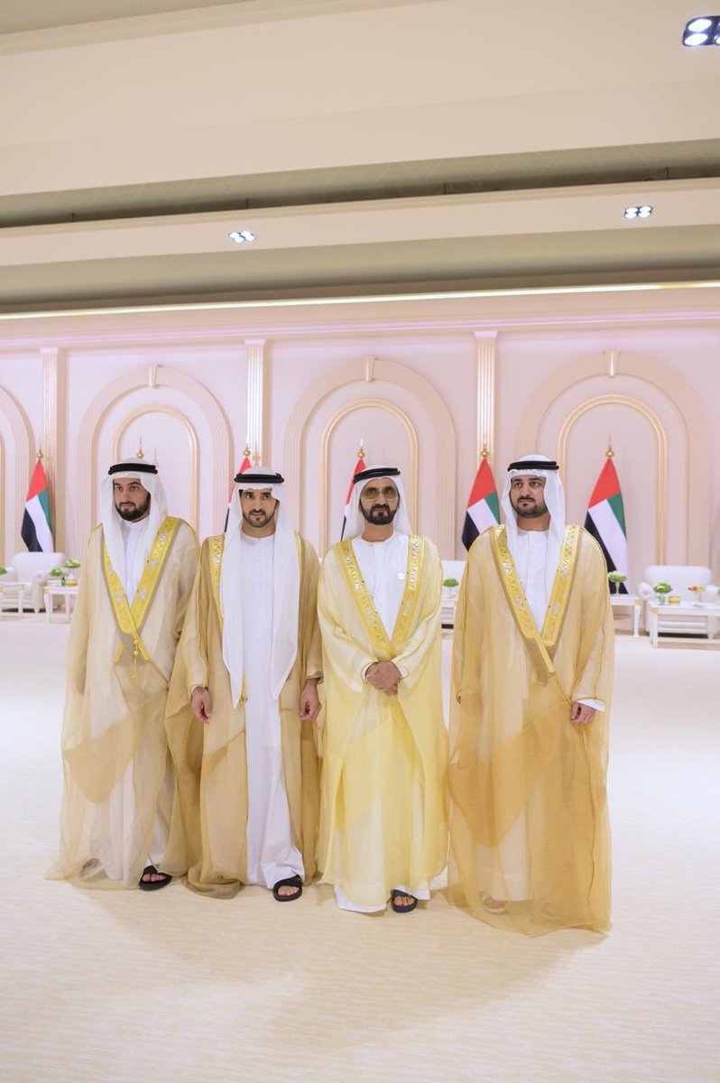 الشيخ مع محمد بن راشد مع أبنائه الشيخ مع محمد بن راشد مع أبنائه