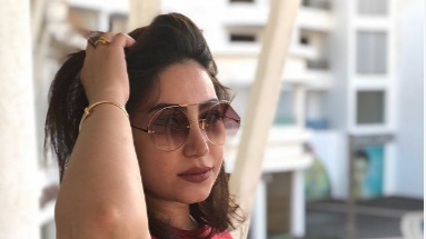 بنطلون مقطع وتيشرت احمر.. بوسي تبهر متابعيها بإطلالة كاجول