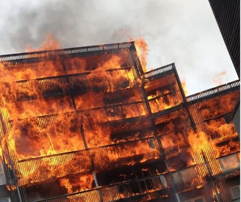 حريق ضخم في بريطانيا