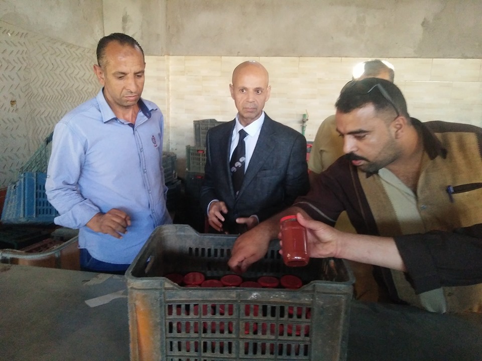 ضبط مصنع صلصة وثلاجات لحفظ المواد الغذائية بدون ترخيص 