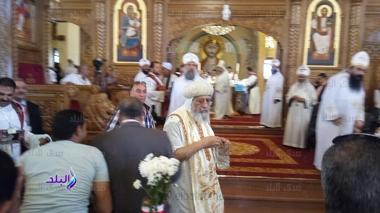 البابا تواضروس يرش المياه علي المصلين في قداس الصلاة 