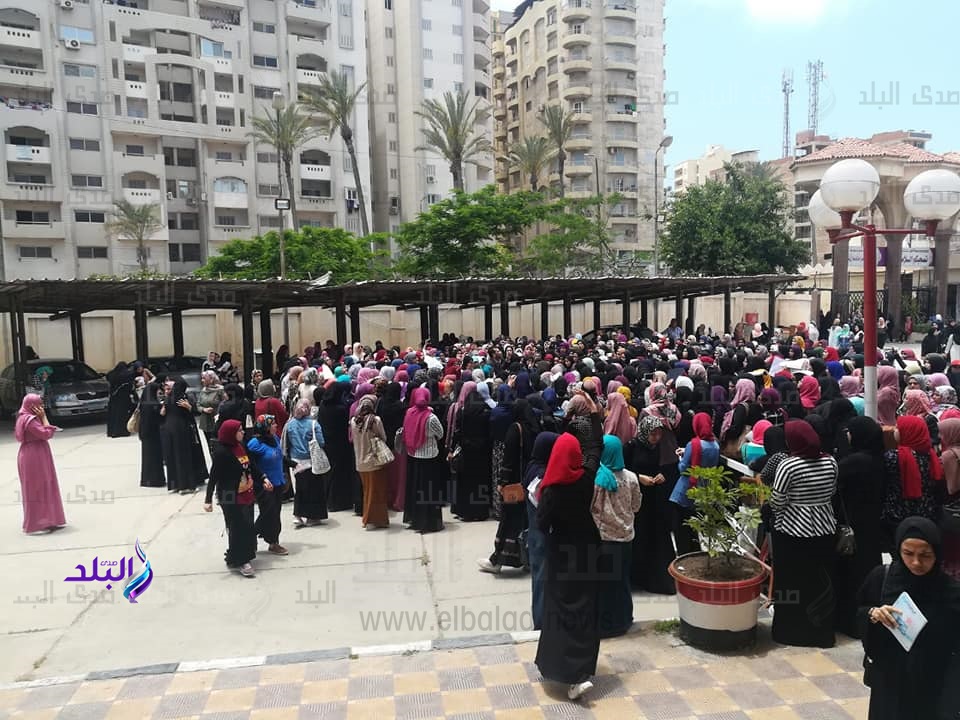 طالبات الأزهر بالإسكندرية يقمن صلاة الغائب على أستاذ لهن 
