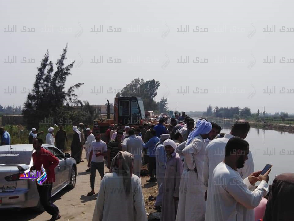 الأهالى و6 سيارات اسعاف يشاركون فى نقل 23 من ضحايا 