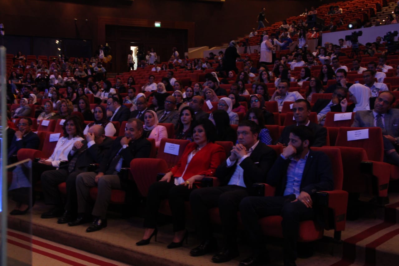 الحضور أثناء حفل التخرج الحضور أثناء حفل التخرج