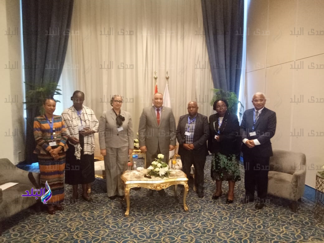 رئيس هيئة الرقابة الإدارية مع الوفود المشاركة  رئيس هيئة الرقابة الإدارية مع الوفود المشاركة