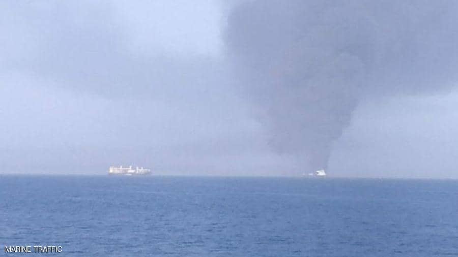 السفينة فرونت ألتير يندفع منها عمود من الدخان