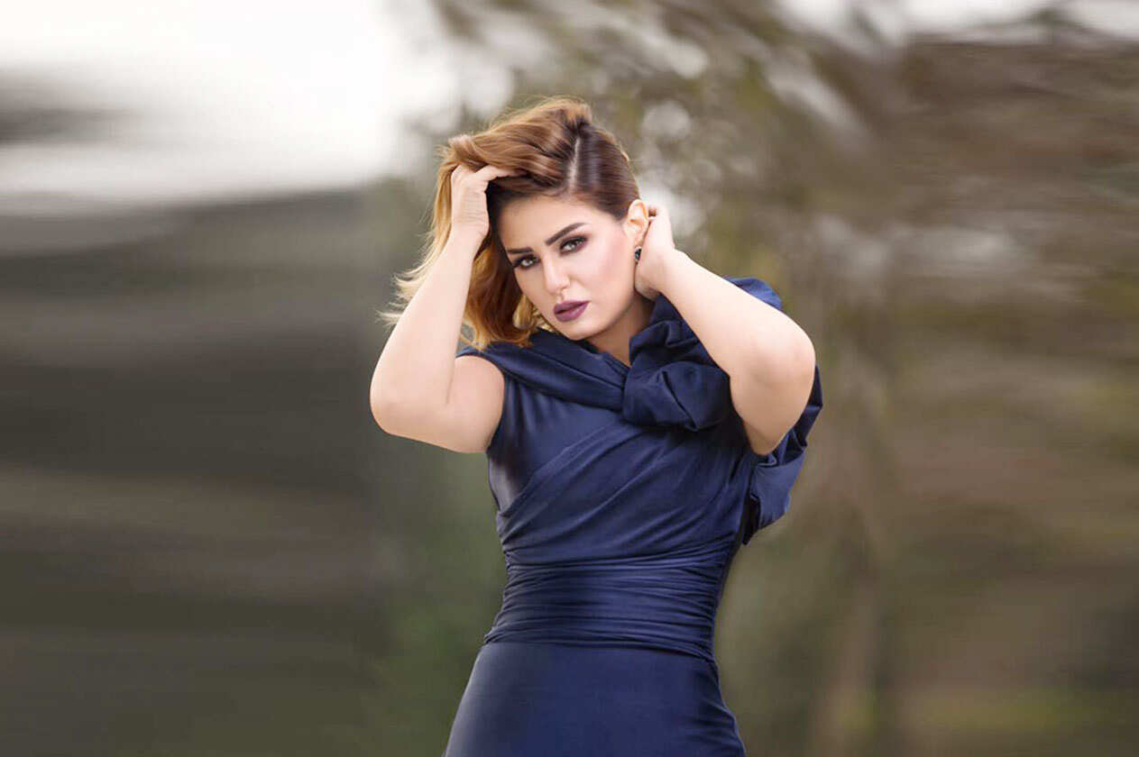 أحمر شفاة فقط.. منة فضالي تشارك جمهورها صورة بدون مكياج