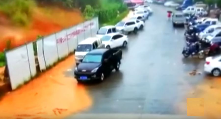 انهيار أرضي يبتلع عشرات السيارات في الصين