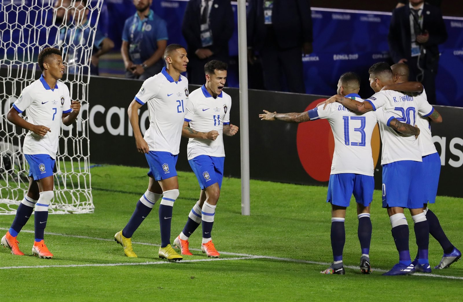 لاعبو منتخب البرازيل 