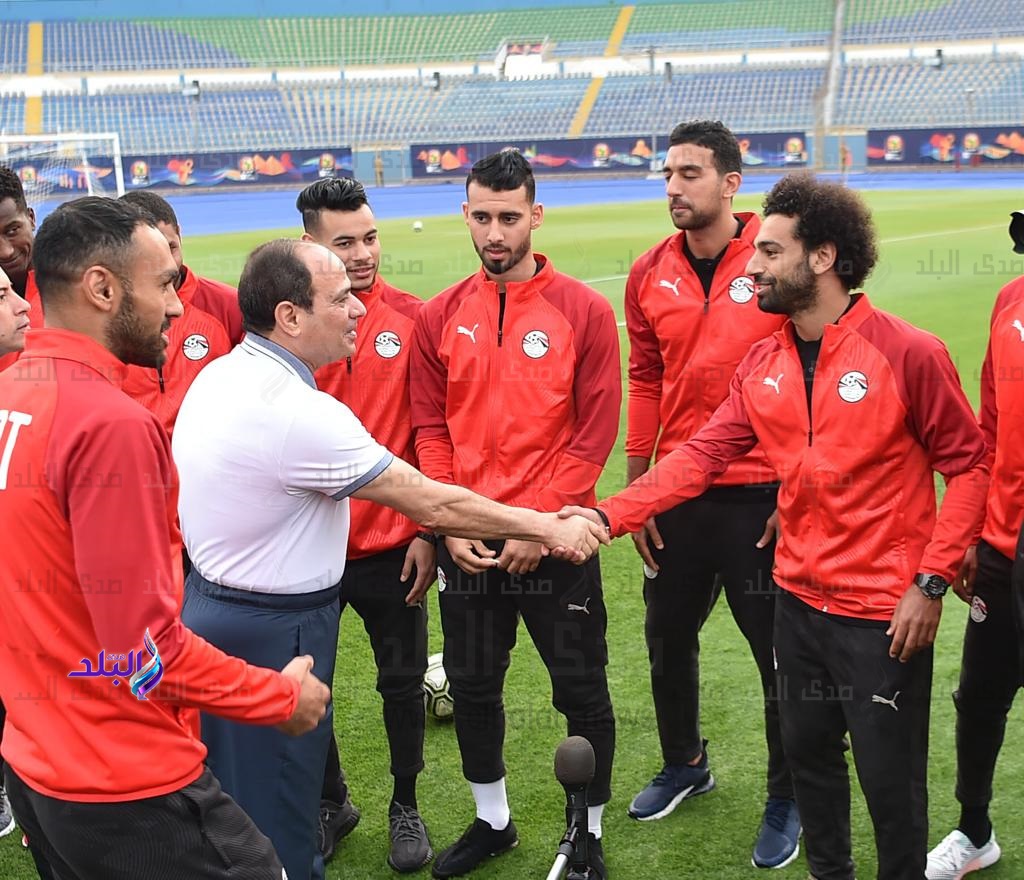 الرئيس السيسي يصافح محمد صلاح الرئيس السيسي يصافح محمد صلاح