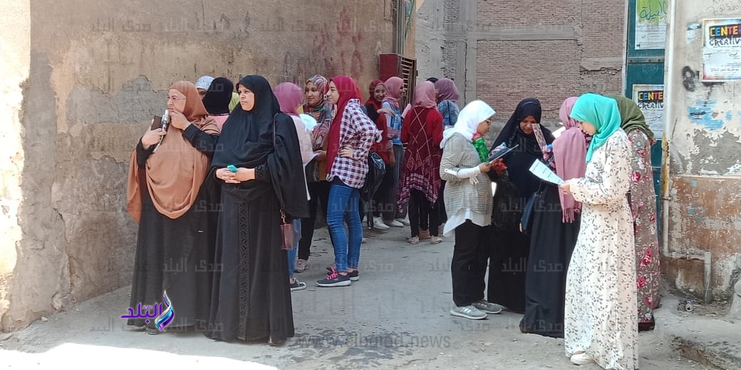 مراجعة المذكرات حتى اللحظات الأخيرة أمام لجان الثانوية مراجعة المذكرات حتى اللحظات الأخيرة أمام لجان الثانوية