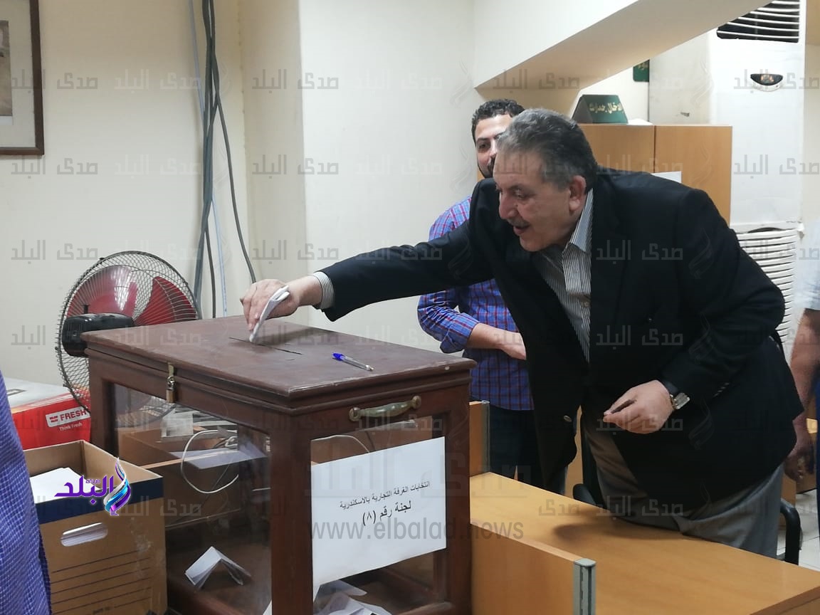 أحمد الوكيل يدلي بصوته في انتخابات الغرفة التجارية أحمد الوكيل يدلي بصوته في انتخابات الغرفة التجارية