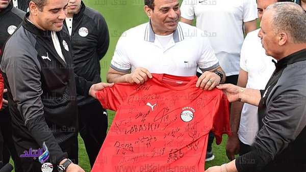 لاعبو المنتخب يهدون الرئيس السيسي قميص المنتخب