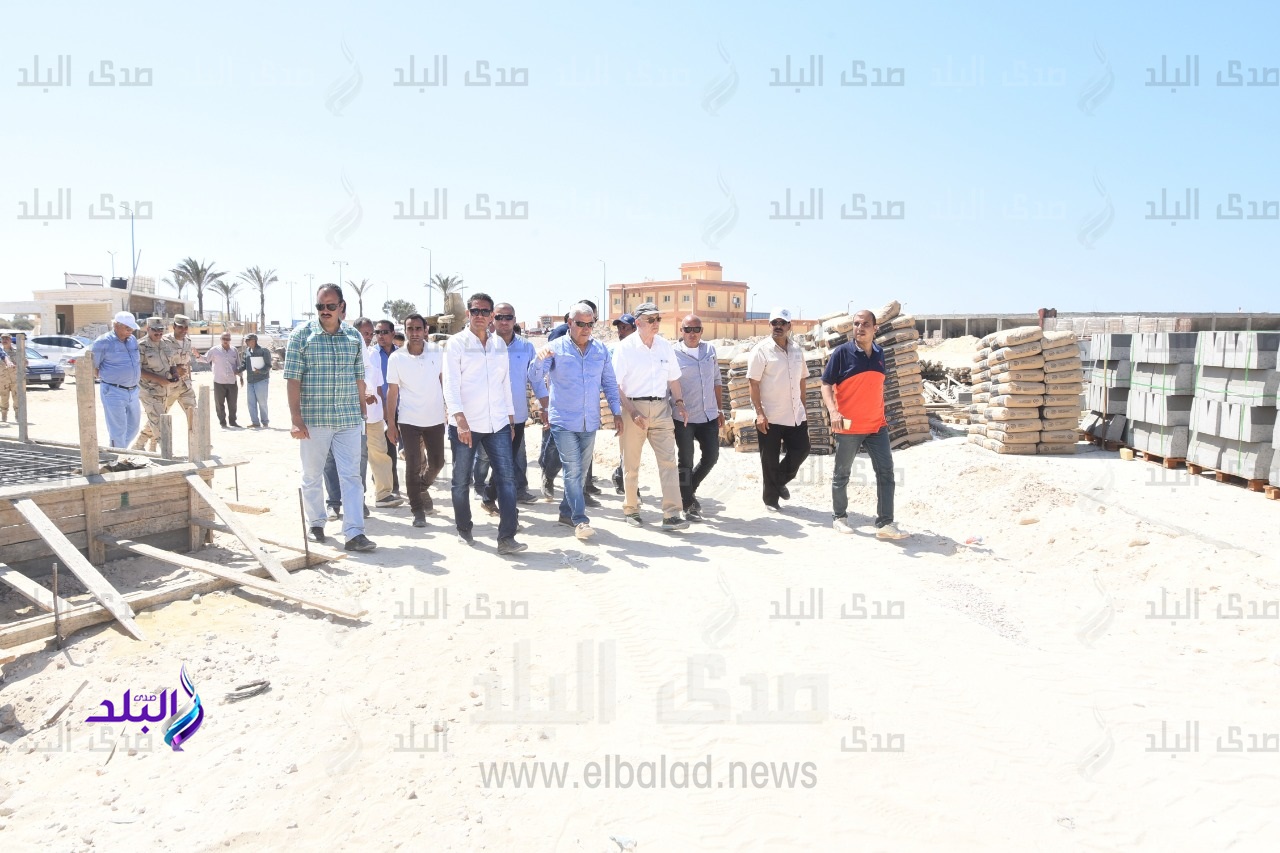 محافظ مطروح يتفقد تطوير شاطئ الغرام 