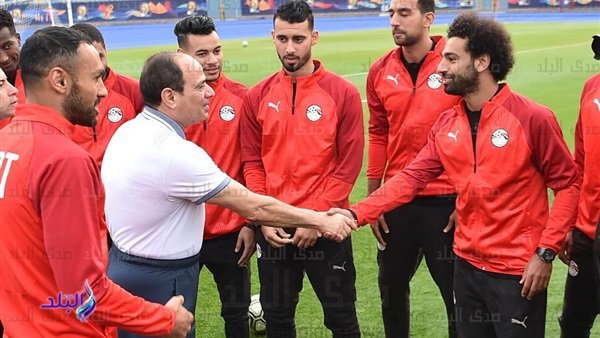 الرئيس السيسي يصافح محمد صلاح