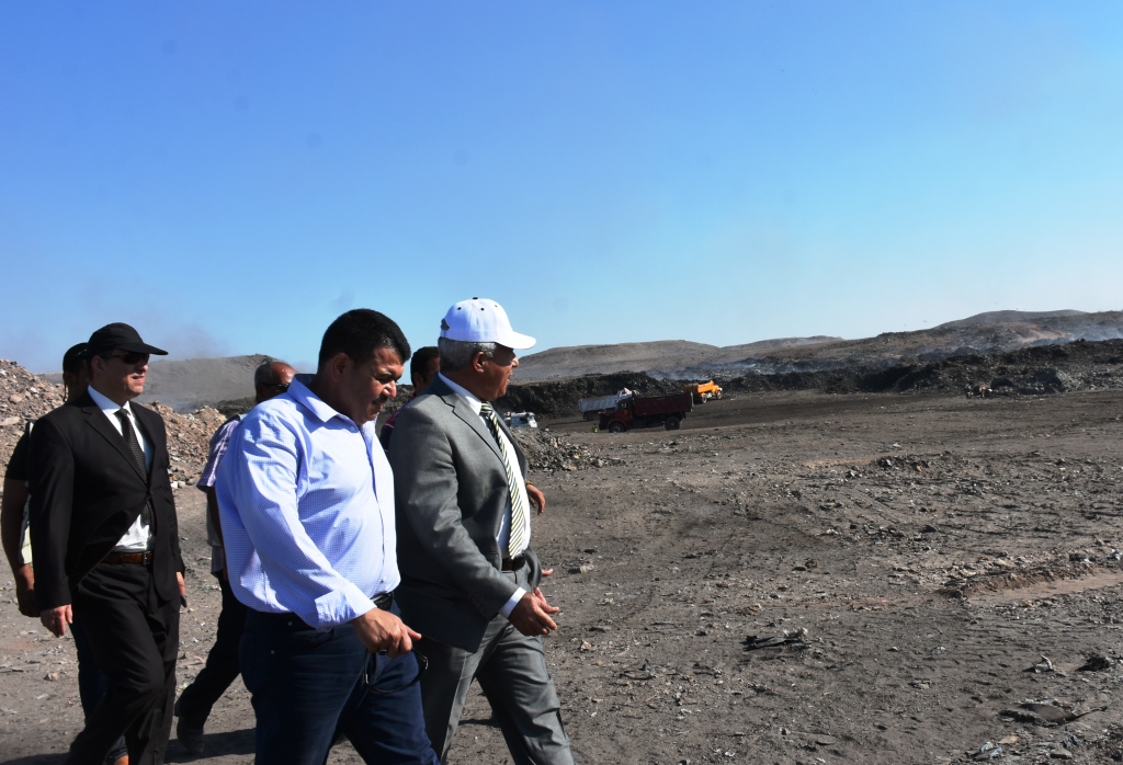 محافظ أسوان يحيل مسئولى النظافة للتحقيق .. صور