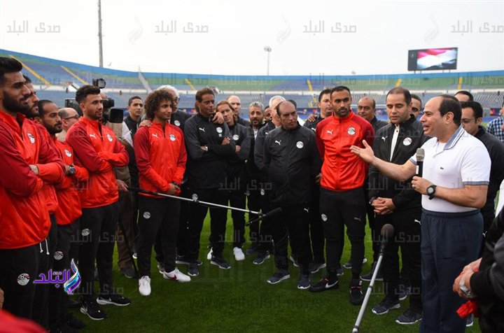 الرئيس السيسى يزور لاعبى المنتخب الوطنى لكرة القدم