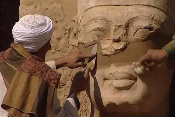 عم عبده يرمم وجه رمسيس الثالث