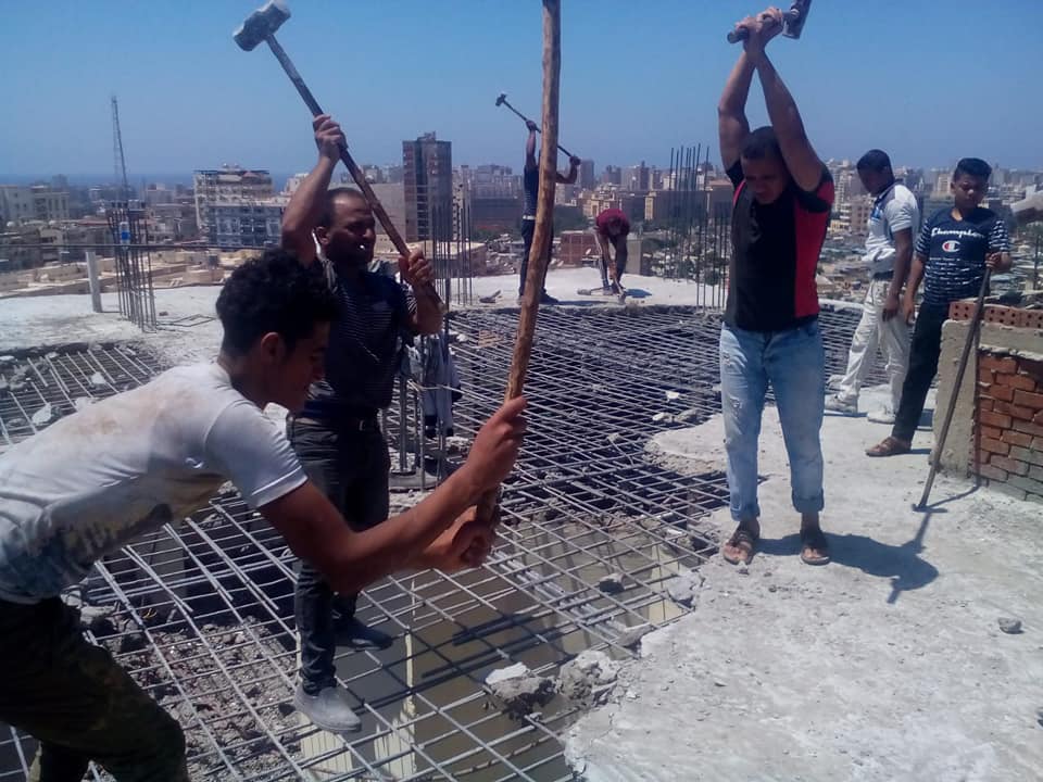 حملة لإزالة عقار مخالف بشارع المستشفي الايطالي بالإسكندرية