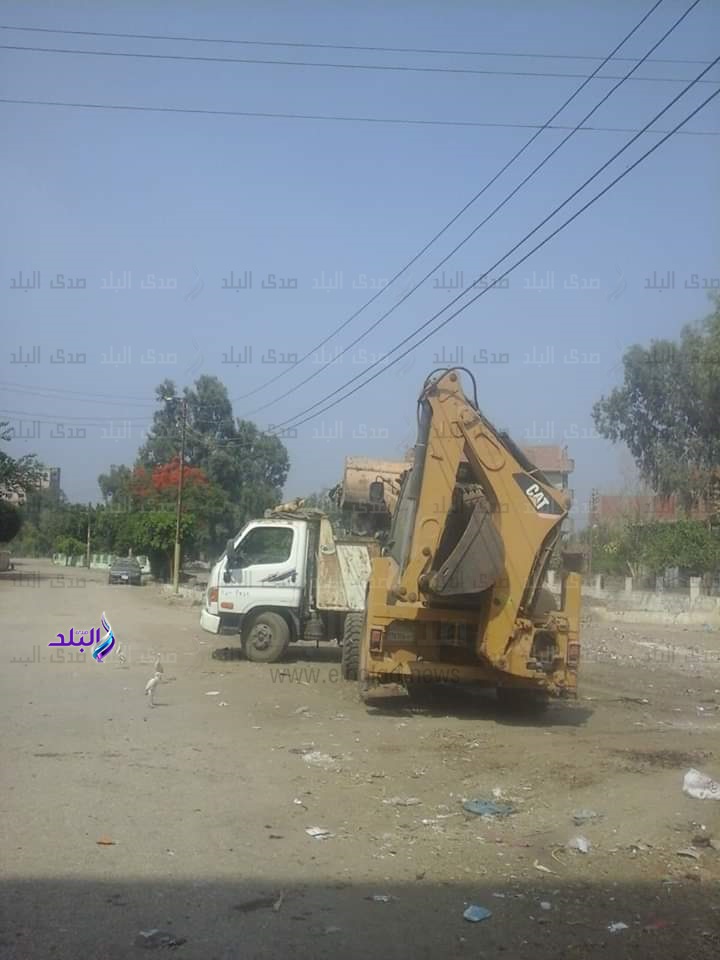 رفع 13 طن قمامة ومخلفات مباني وزراعة وتشجير جانبي الطرق 