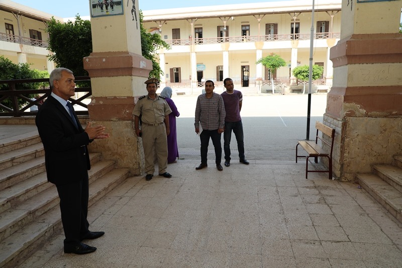 محافـظ المنوفية يتفقد محيط لجان الثانوية العامة