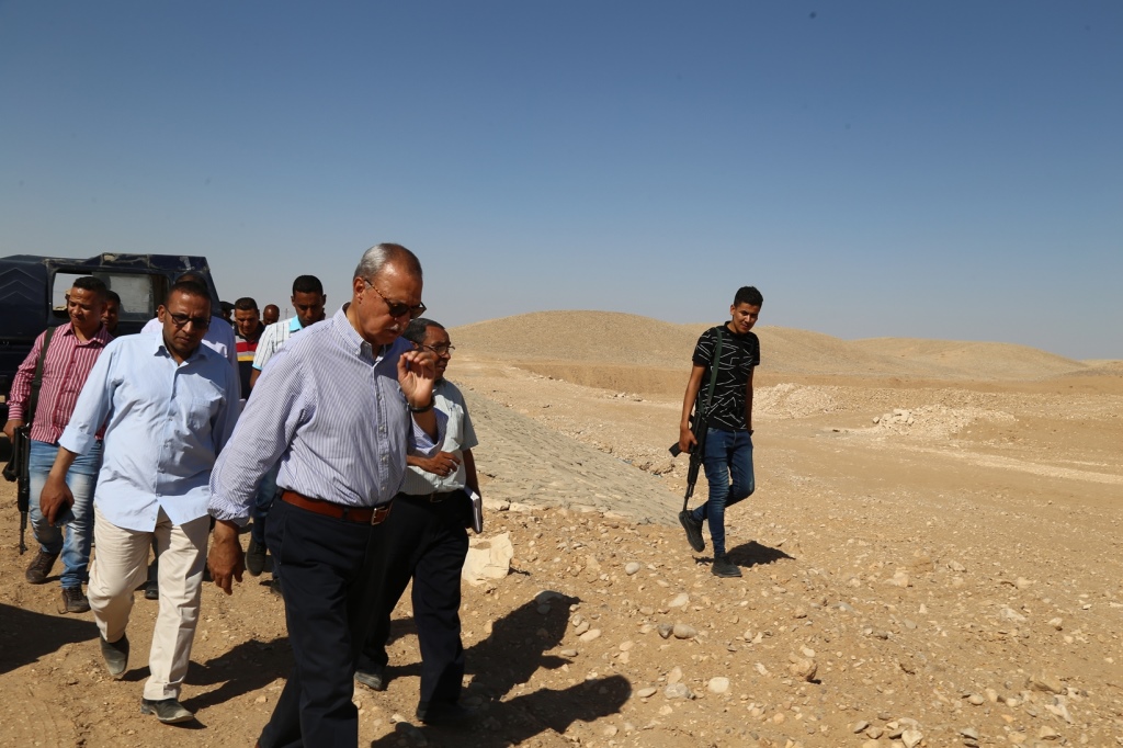 محافظ قنا يتفقد مشروعات الحماية من أخطار السيول