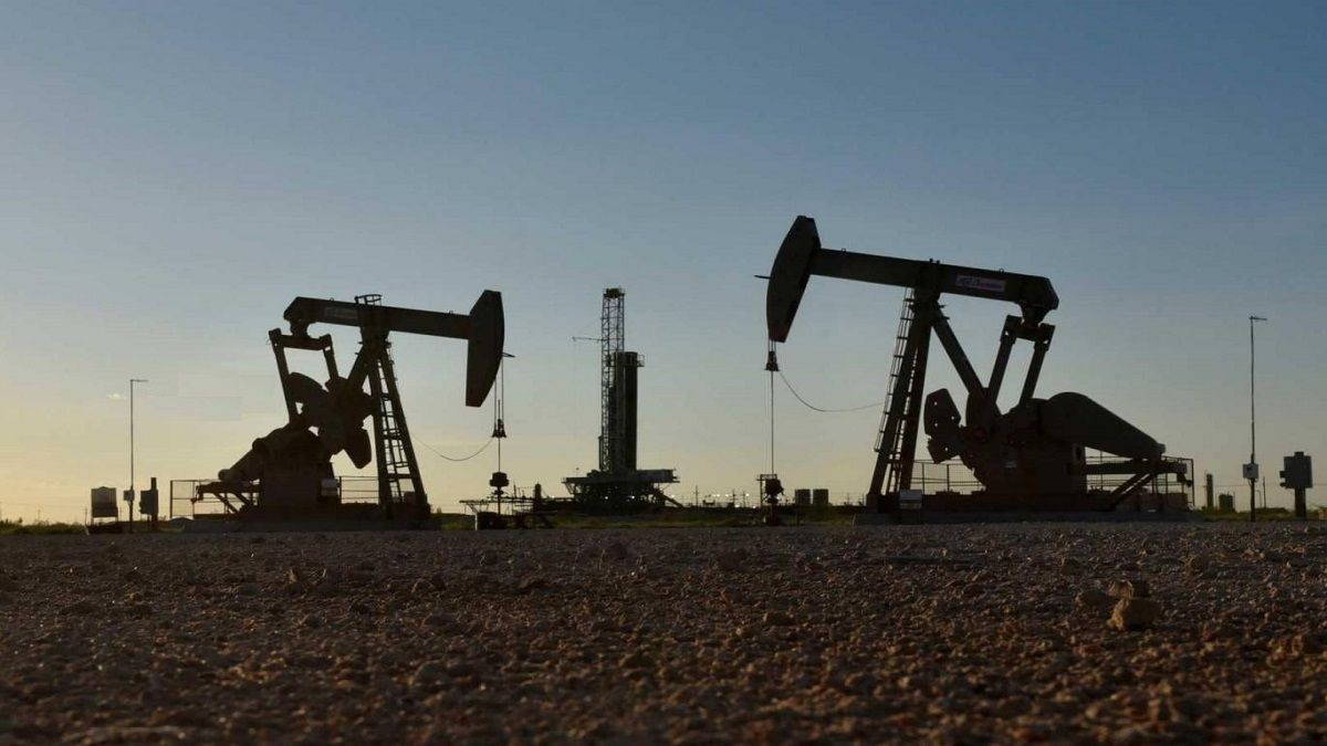 النفط ينخفض لليوم الثاني