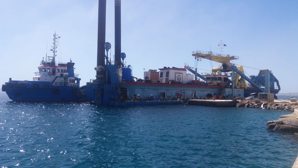 تداول 476 شاحنة بضائع و63 سيارة بمواني البحر الاحمر